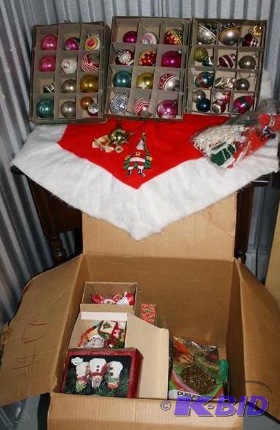 lot 17 image: Vintage Shiny Brite glass Christmas ornaments...