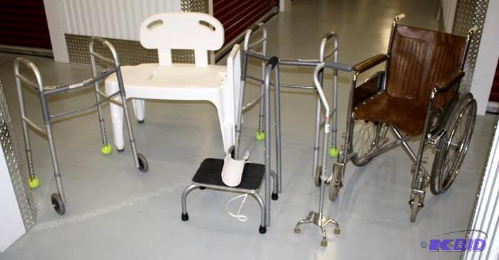 lot 18 image: Medical devices Wheel chair 2 plastic shower ...