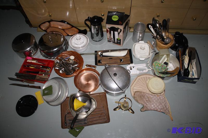 lot 23 image: Kitchenware   Cooking pots and pans  Oven mit...