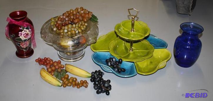 lot 37 image: California Pottery  L64 retro relish tra...