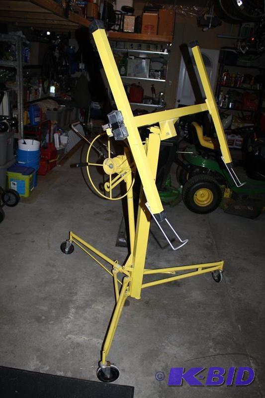lot 40 image: Drywall lift hoist working condition. Appears...