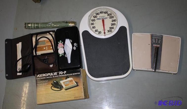 lot 44 image: Astropulse 70-P Electronic digital blood pres...