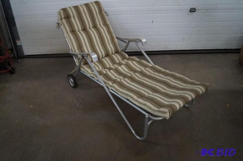 Chaise lounge lawn chair