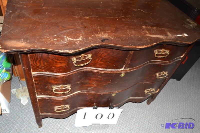 lot 100 image: Dresser