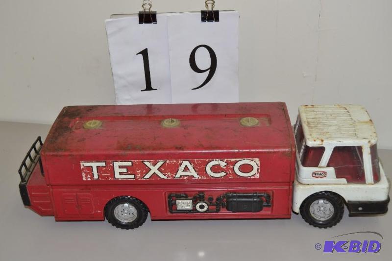 lot 19 image: Vintage, Texaco fuel Tanker truck