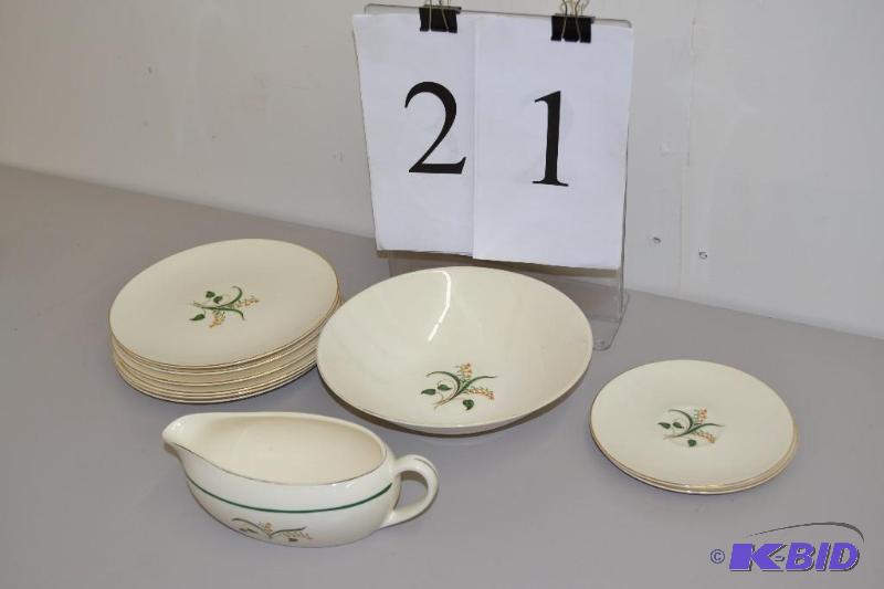 lot 21 image: Vintage Dishes