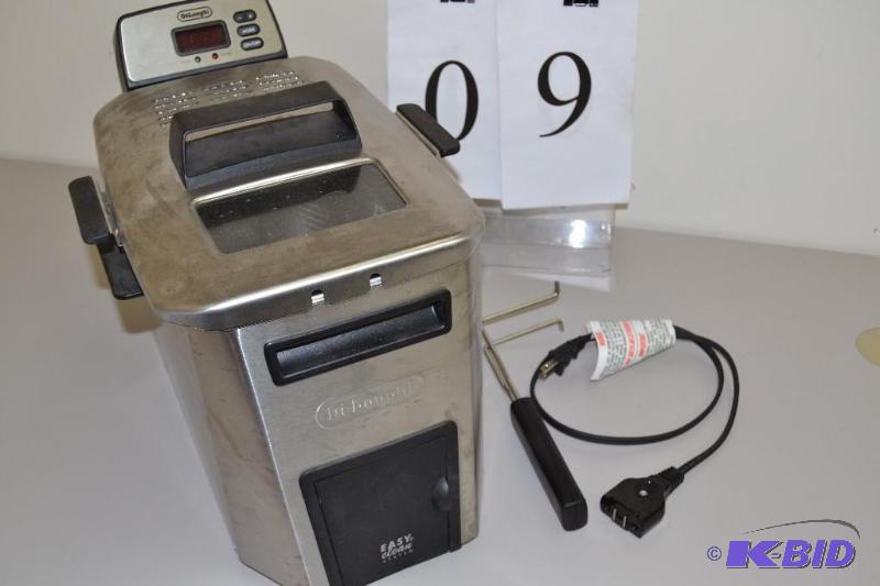 lot 9 image: Delonghi, deep fyer