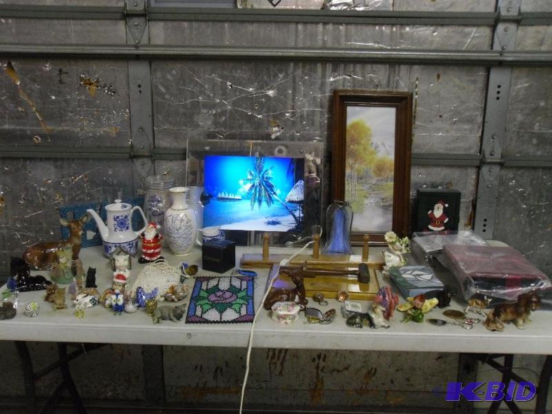 lot 193 image: Lot of Assorted Household Decor Items. Intera...