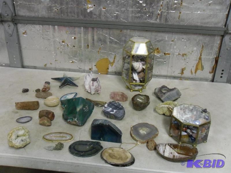 lot 194 image: Lot of Assorted Rocks  Gems. Limited knowled...