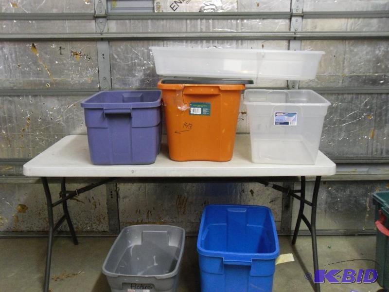 lot 205 image: Lot of 6 Assorted Totes. One has lid but is c...