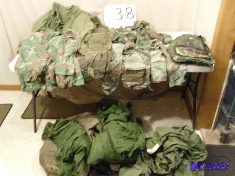 lot 38 image: Lot of Assorted Army Items. 3&nbspDuffle Arm...