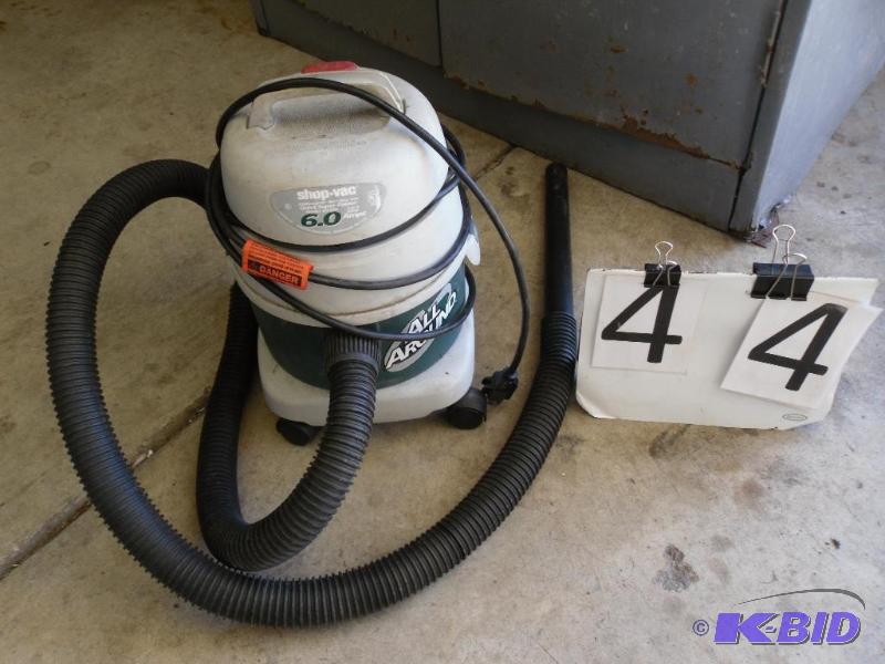 lot 44 image: Small 1 Gallon Wet Dry Shop Vac on Wheels. T...