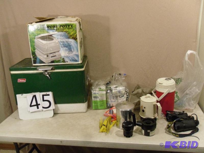 lot 45 image: Lot of camping. Portable potty (clean), toile...