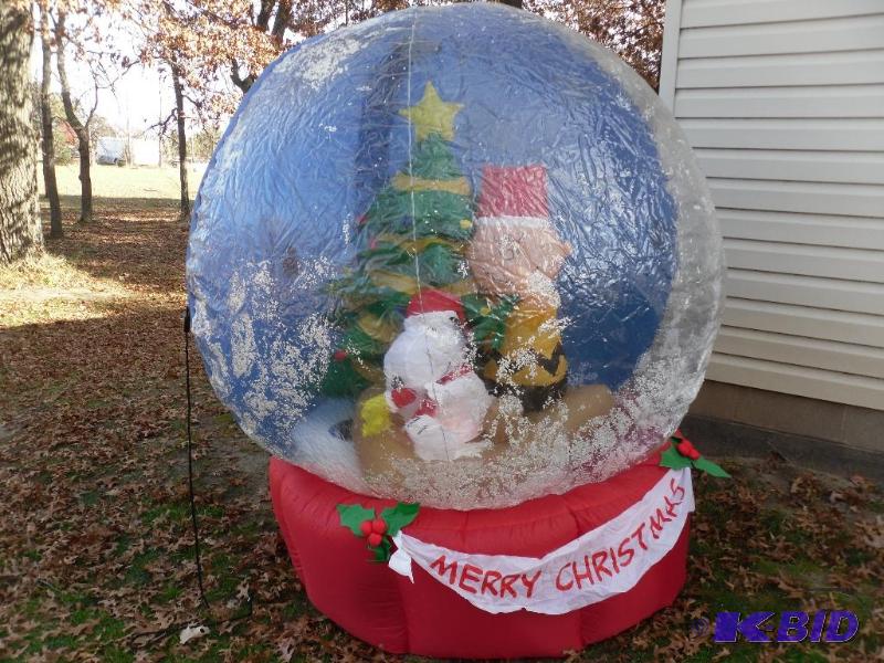 lot 5 image: Charlis Brown Christmas&nbspInflatable Snowg...
