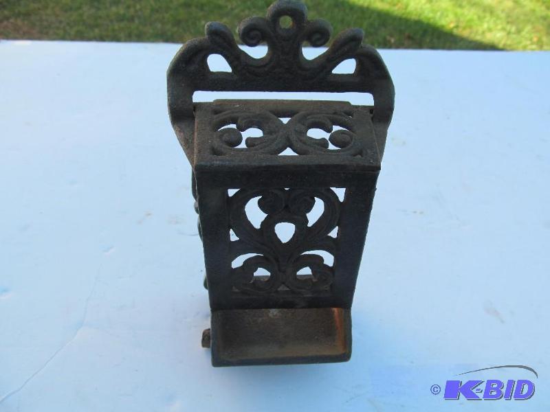 lot 10 image: Vintage,metal match holder