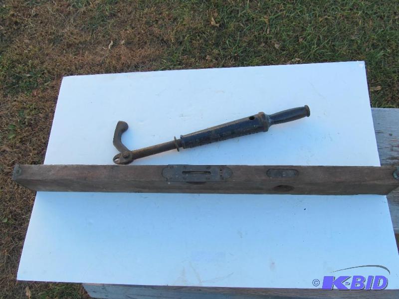 lot 35 image: Vintage tools
