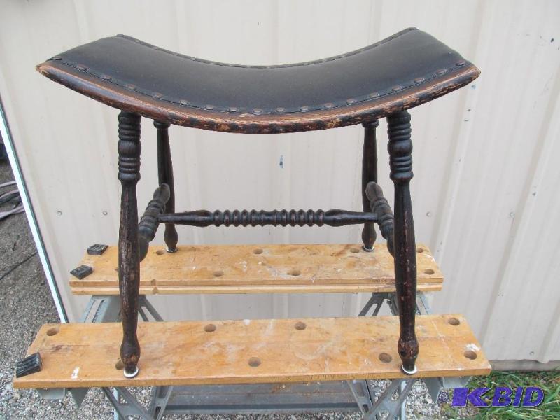 lot 6 image: Vintage saddle stool