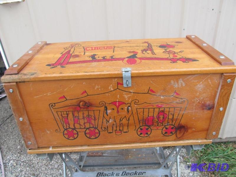 lot 8 image: Circus children s toy box