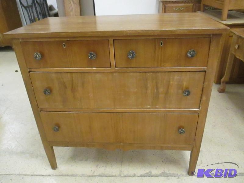 lot 00019 image: Nice Vintage Dresser Chest