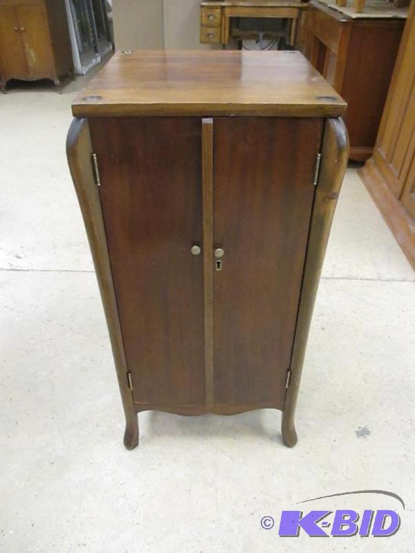 lot 00029 image: Beautiful Antique Mahogany Vitrola Record Holder