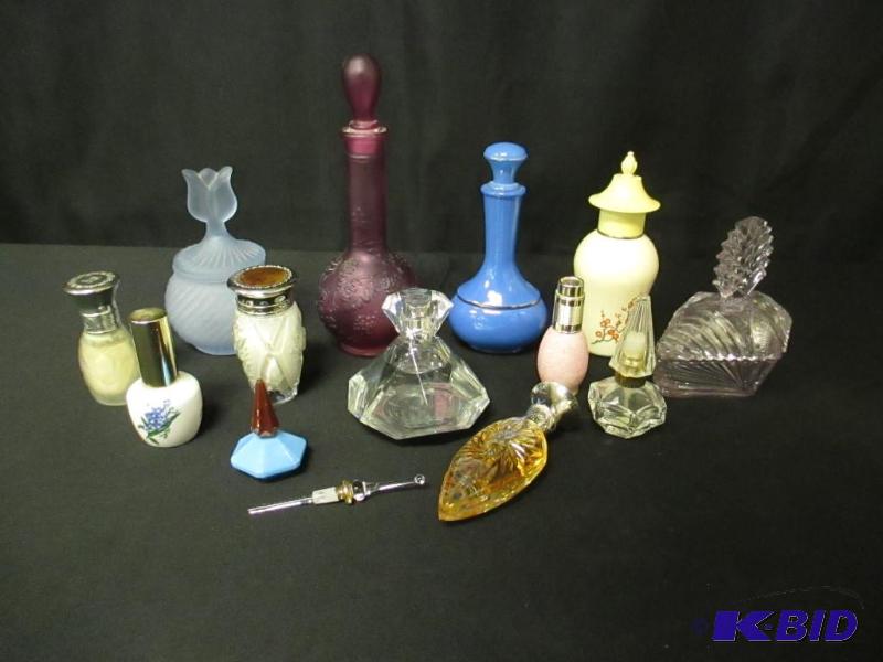 lot 00138 image: Lot of Perfume Bottles and Trinket Boxes