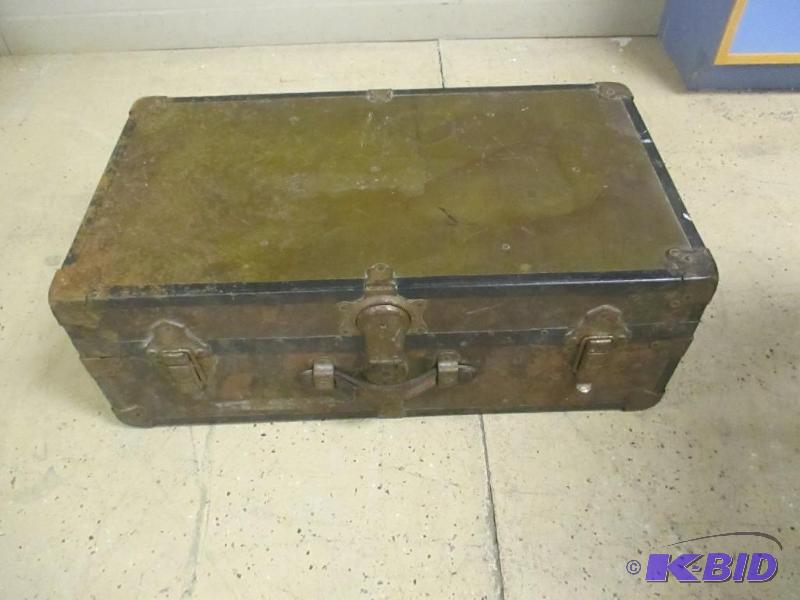 lot 00148 image: Antique Metal Trunk