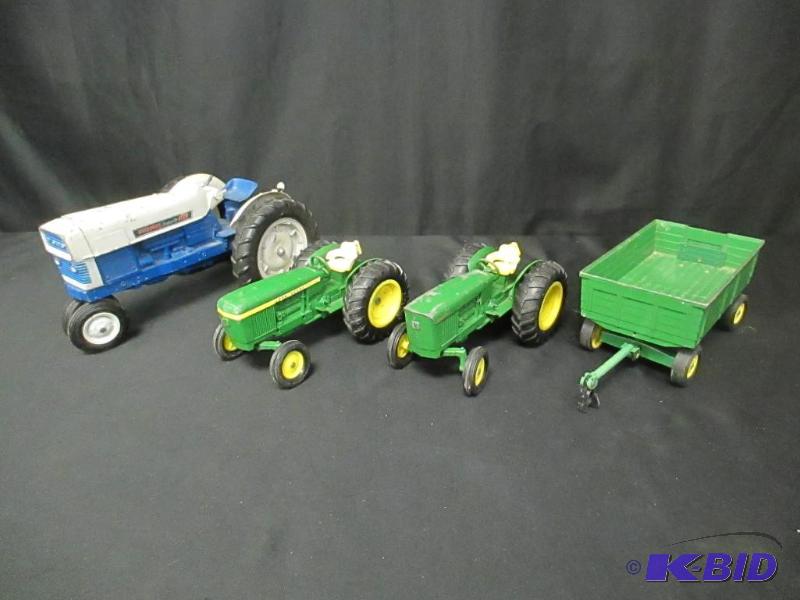 lot 00168 image: Ford & John Deere Tractors & Ertl Wagon