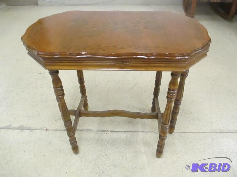 lot 11 image: Fabulous Vintage Accent Table Floral Decoration