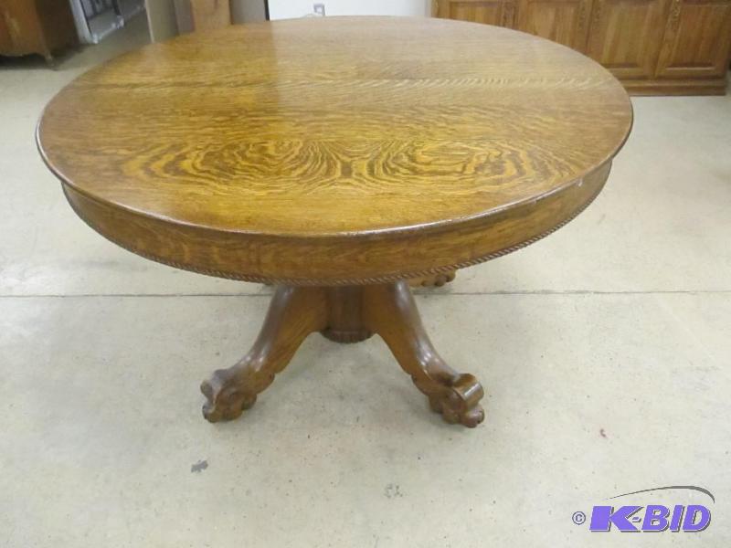 lot 13 image: Antique Victorian Style Pedestal Round Oak Dining Table