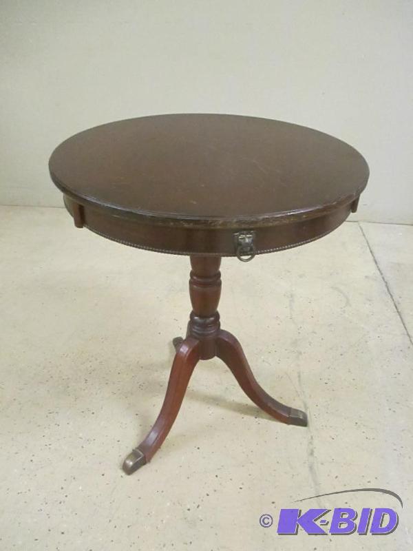 lot 141 image: Elegant Regency Style Round Table