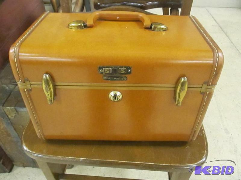 lot 151 image: Group of Vintage Travel Suitcase Suit Case Samsonite Neevel