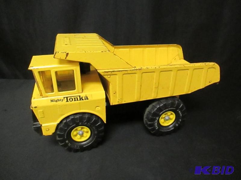 lot 163 image: Metal Tonka Dump Truck