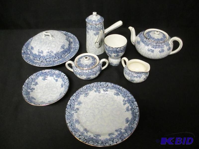 lot 170 image: 8 Royal Dalton China Pieces