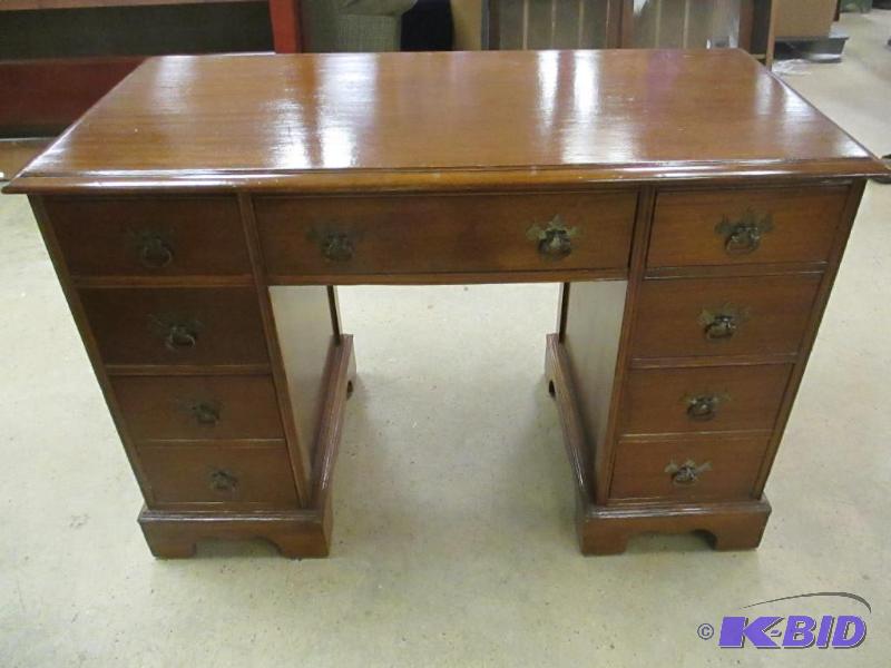 lot 25 image: Vintage Chippendale Style Knee Hole Desk