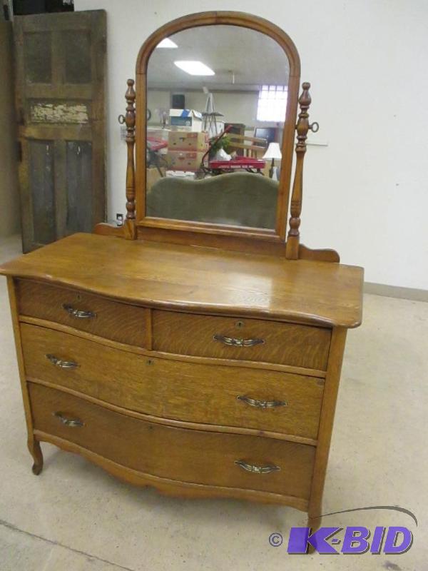 lot 3 image: Vintage Bow Front Mirrored Dresser