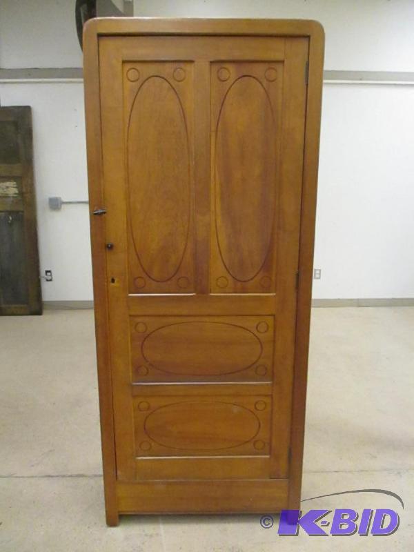lot 4 image: Beautiful Vintage Country Style Wardrobe
