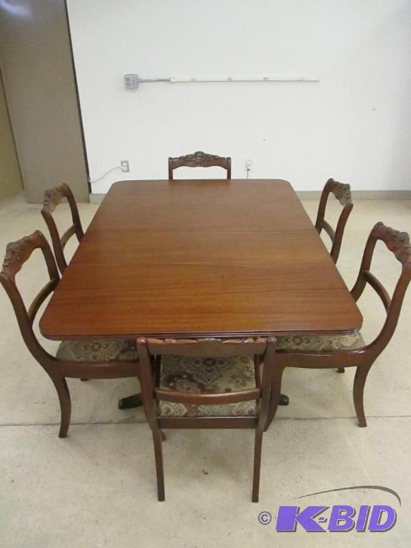 lot 6 image: Duncan Phyfe Style Dining Pedestal Table with Six Chairs