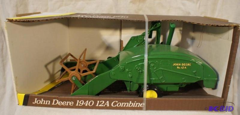 lot 19 image: New In Box John Deere 1940 12A Combine - 116...