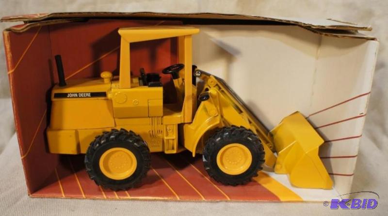 lot 36 image: New In Box John Deere Wheel Loader - 116 Sca...