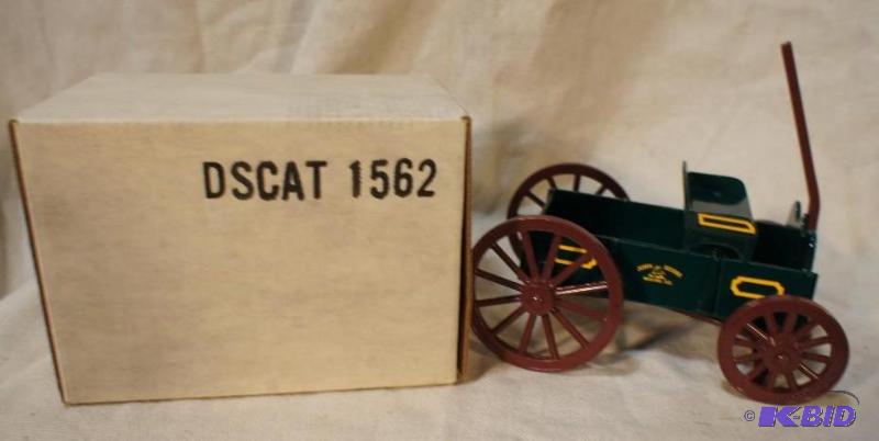 lot 48 image: New In Box John Deere Limited Edition Die-Cas...