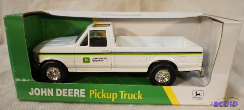 lot 65 image: New In Box John Deere Pickup Truck - 132 Sca...