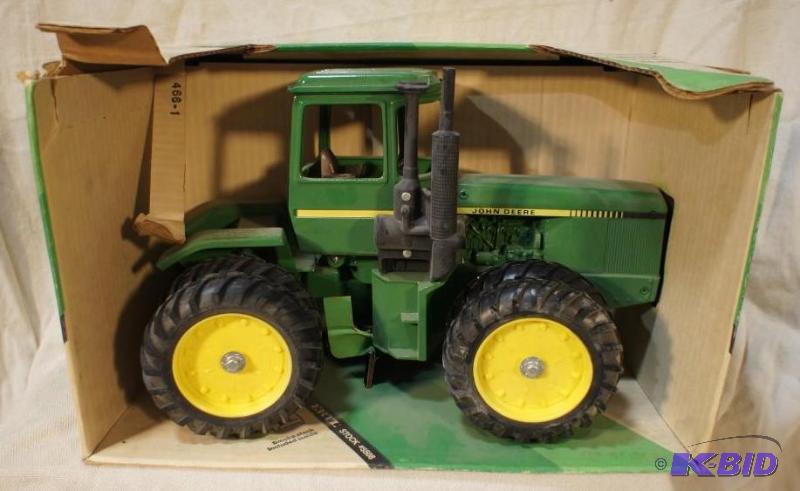 lot 70 image: New In Box John Deere 4WD Tractor - 116 scal...
