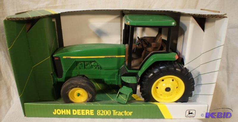 lot 71 image: New In Box John Deere 8200 Tractor 116 Scale...