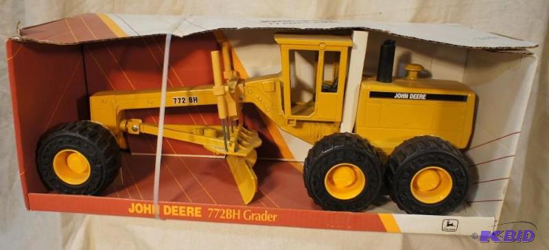lot 75 image: New In Box John Deere 772 BH Grader - 116 sc...