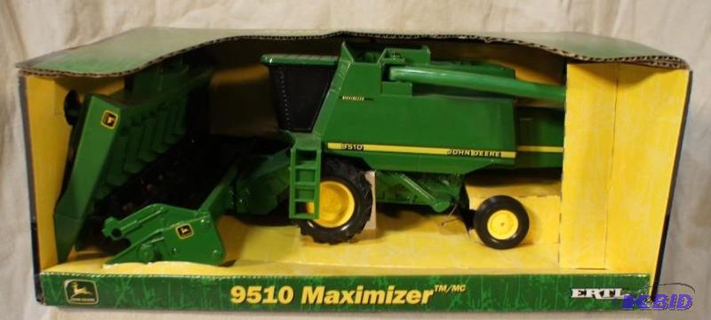 lot 9 image: New In Box John Deere 9510 Maximizer 128 Sca...