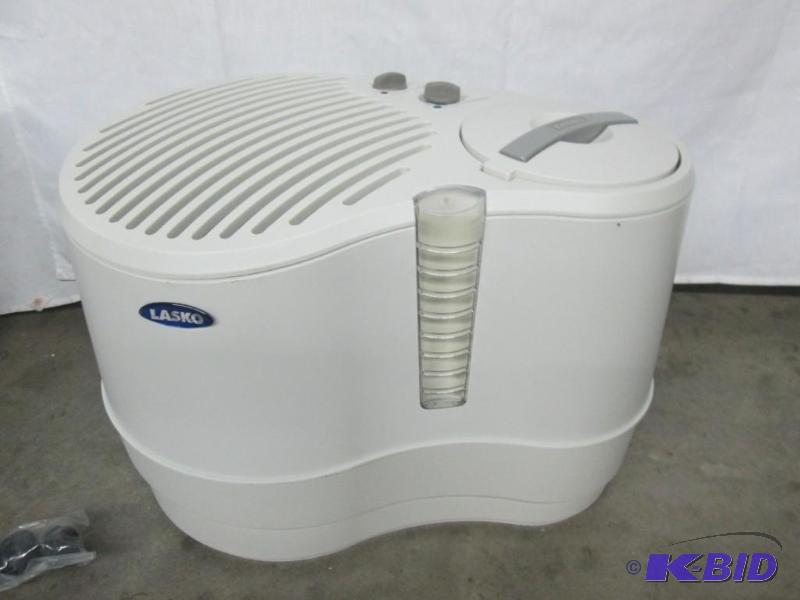 lot 17 image: Lasko 9-Gallon Recirculating Humidifier