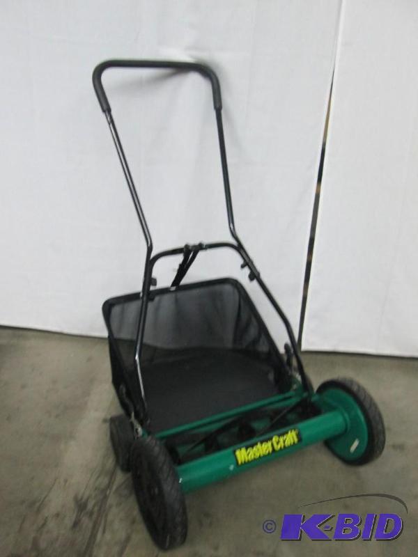 lot 30 image: Master Craft 18 Reel Mower w Grass Catcher