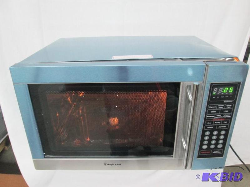 lot 45 image: Magic Chef 1.3 cu. ft. 1100-Watt Microwave