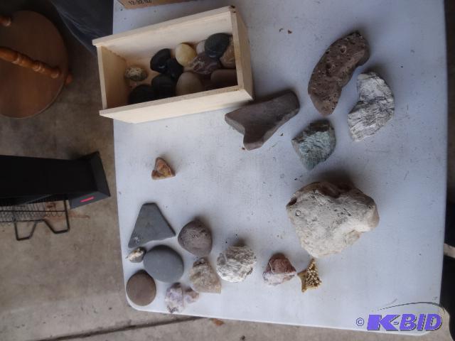 lot 124 image: Misc Rocks, Agates and more. One has a Fossle...