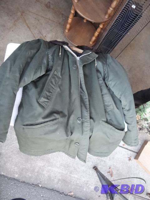 lot 206 image: Mens XL Winter Jacket with Hood. Golden Fleec...